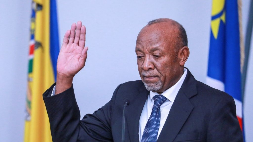 Nangolo Mbumba prend ses fonctions de président par intérim de la Namibie