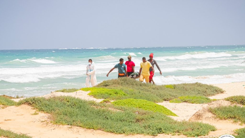 Une pirogue avec 65 passagers arrive au Cap-Vert avec seulement cinq personnes en vie