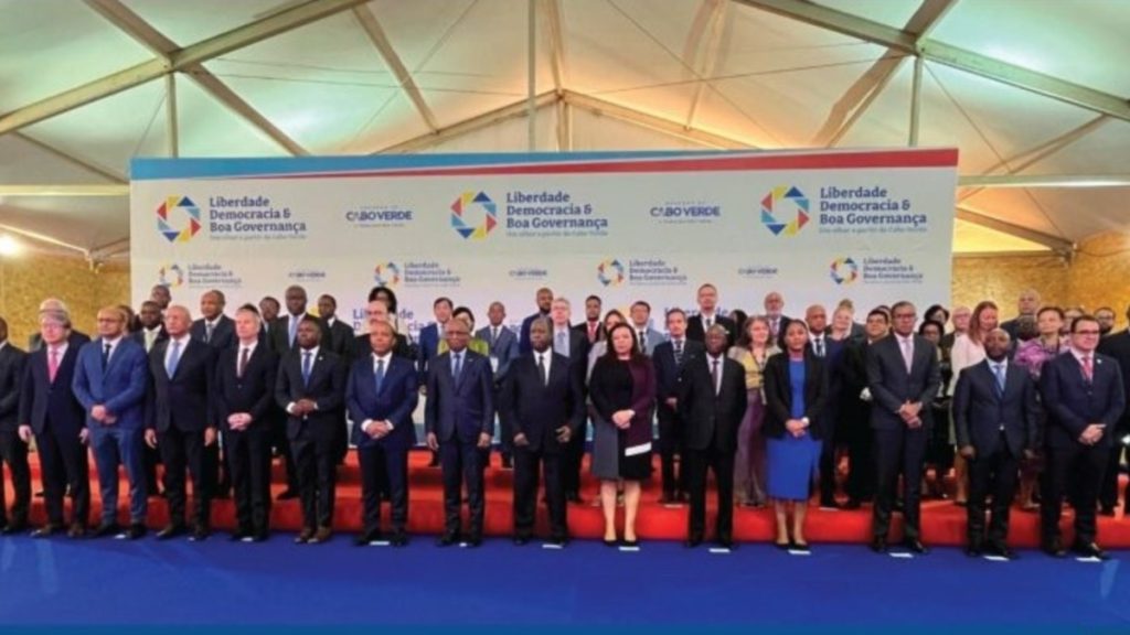 L'opposition critique le "marketing" du gouvernement lors d'une conférence internationale et le MpD souligne le manque de compréhension