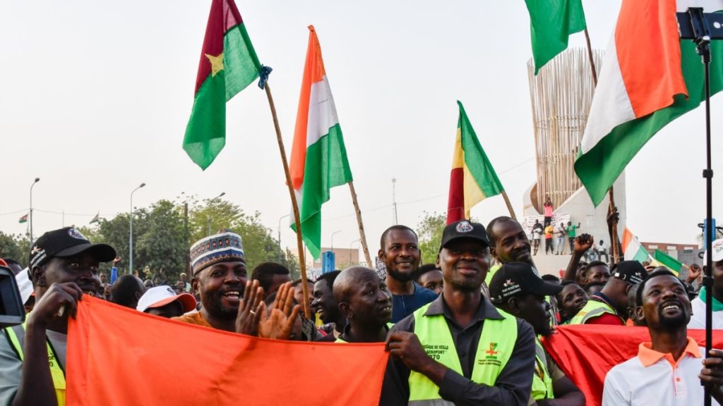 Le Burkina expulse des diplomates français pour « activités subversives »