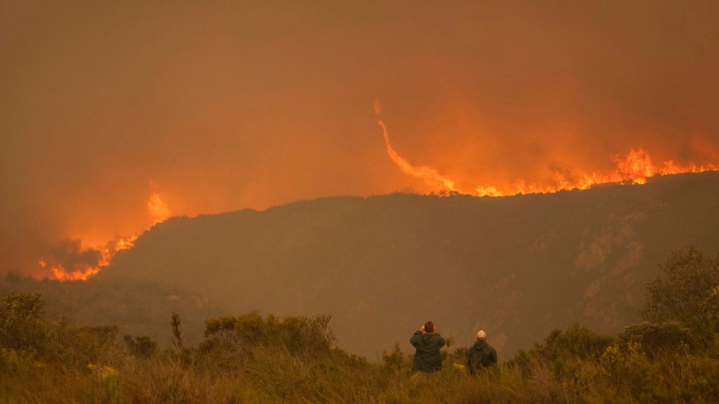 Les incendies font deux morts et des centaines de sans-abri