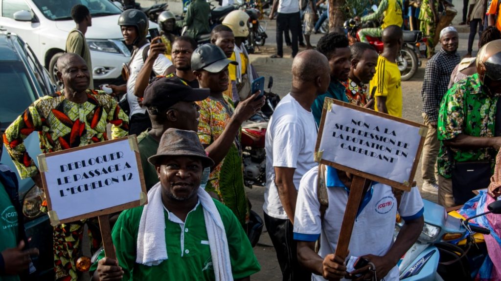 Des milliers de personnes protestent contre la hausse des prix et l'autoritarisme