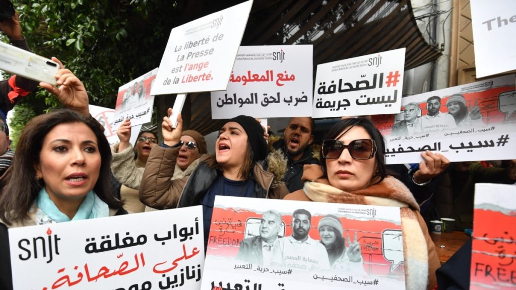 Trois journalistes arrêtés en Tunisie pour avoir critiqué le gouvernement