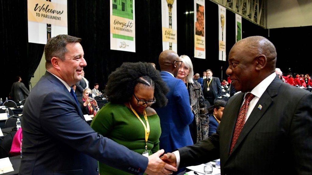 Ramaphosa annonce un gouvernement comprenant l'ancien chef de l'opposition