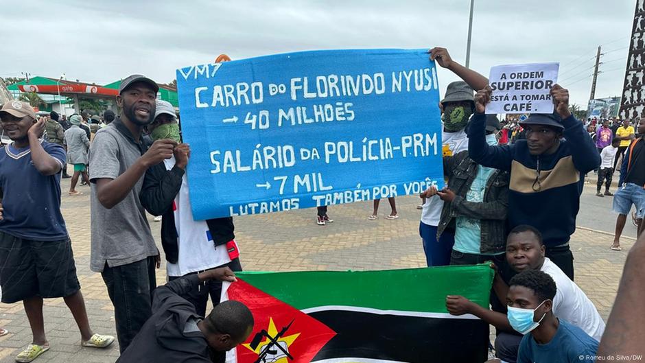 "Le gouvernement devrait inverser les salaires des fantômes aux jeunes"