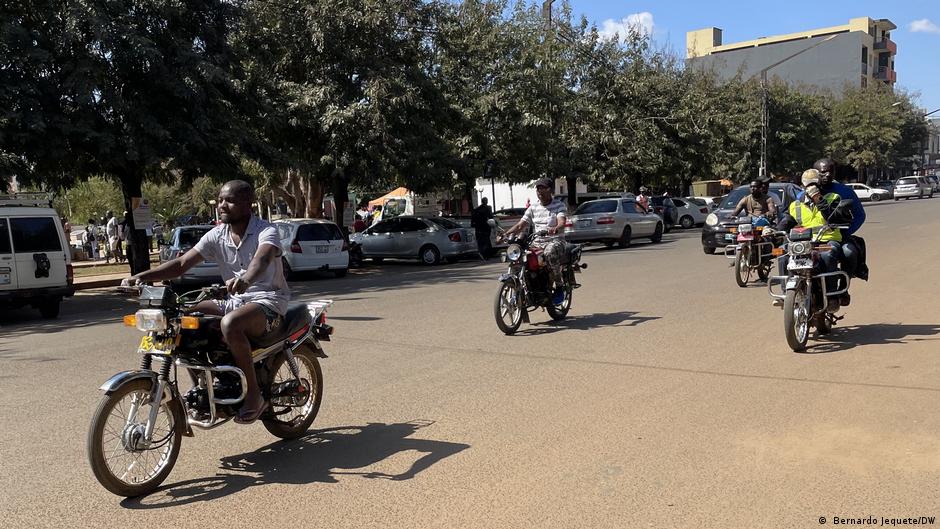 Les enseignants utilisent les services de taxi-moto pour joindre les deux bouts